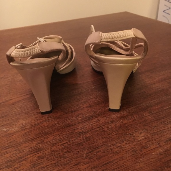 Lovely slingback heels by Stuart Weizmann. - Picture 4 of 4